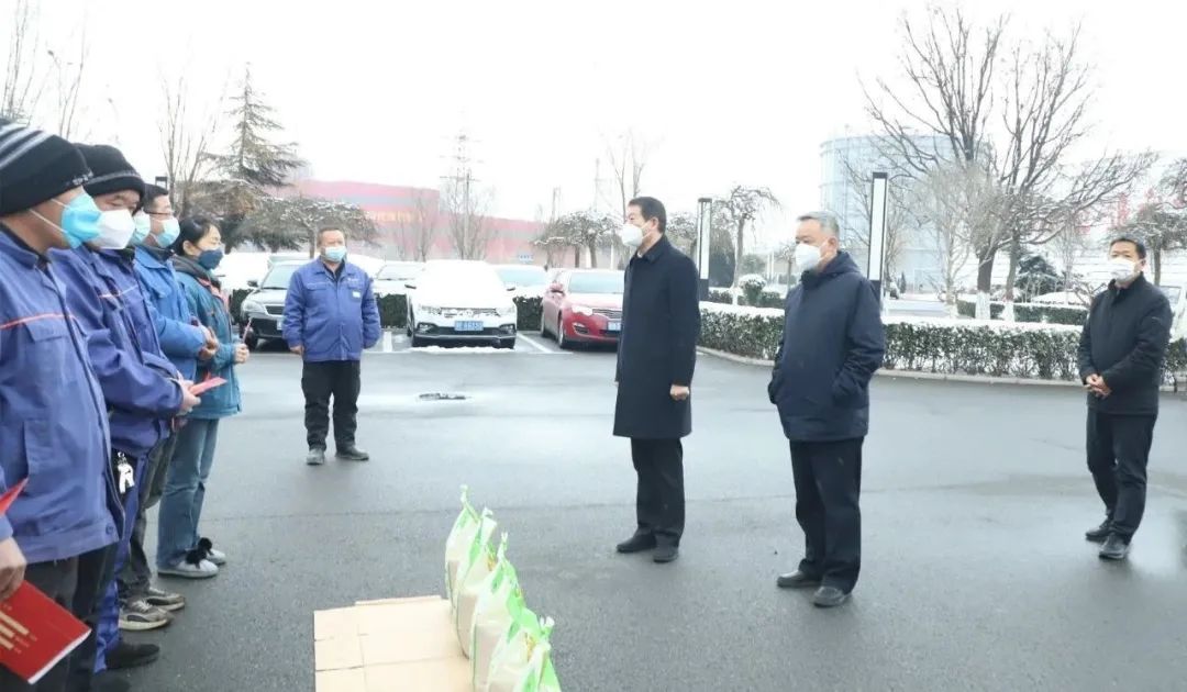 王宝玉书记到乐动(中国)一站式服务平台看望慰问职工和劳模李静敏