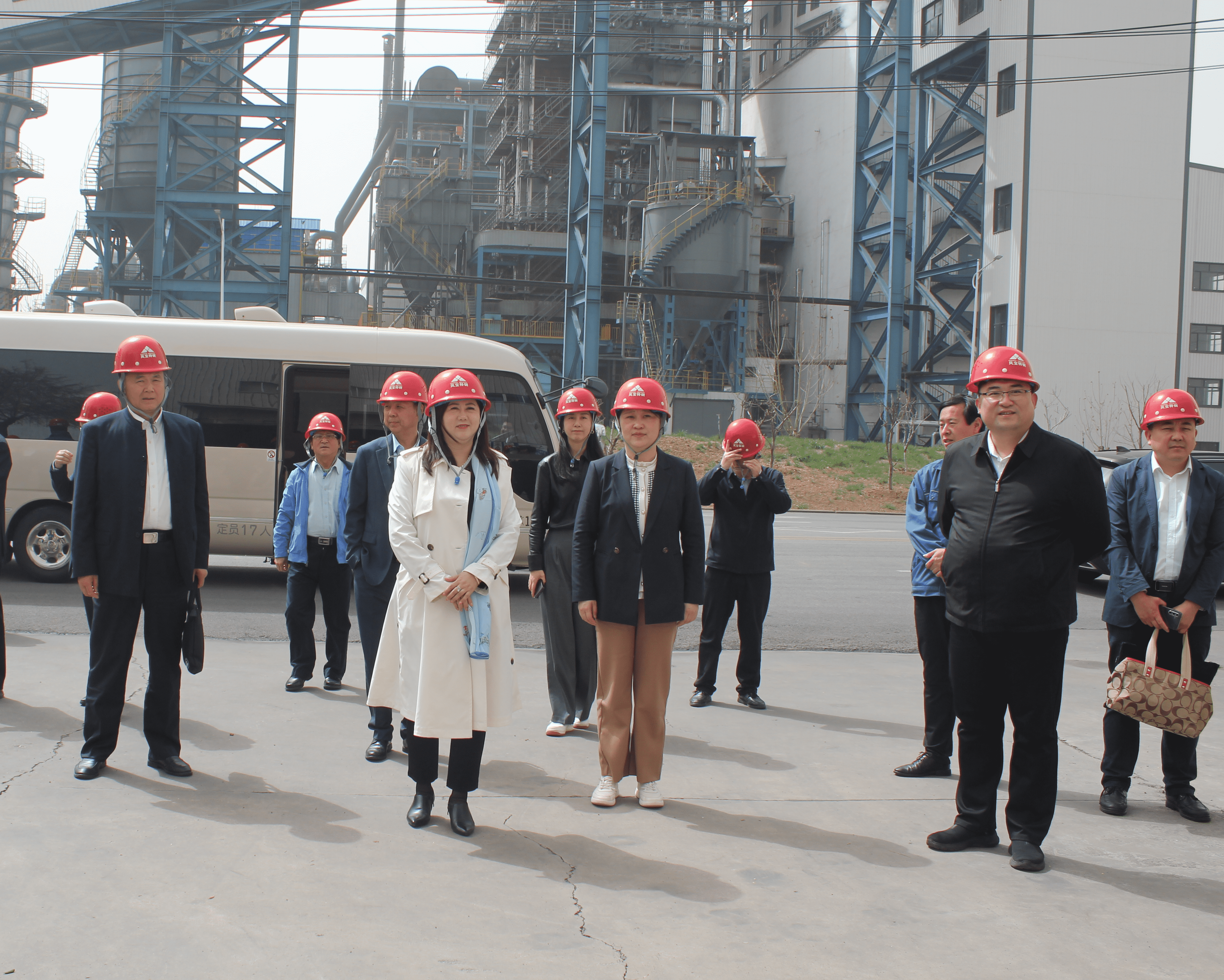 珠海华科大校友会考察团莅临乐动(中国)一站式服务平台集团考察